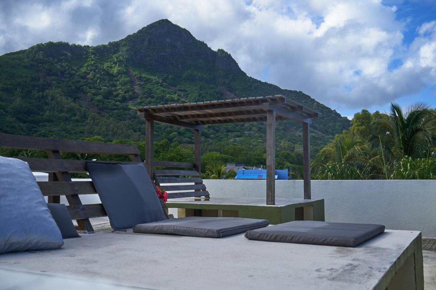 Loukaz -Entire Rental Units W Panoramic Rooftop Coteau Raffin Bagian luar foto